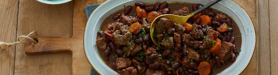 Kruidig stoofvlees met kidneybonen en cacao