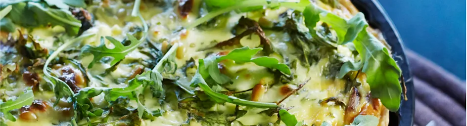 Quiche met geitenkaas, rode ui en rucola