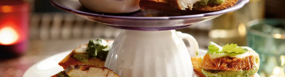 Bruschetta met koriander-aioli en makreel