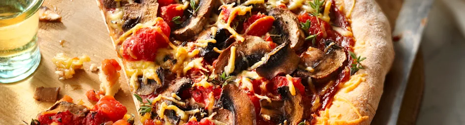 Pizza met paddenstoelen en kaas