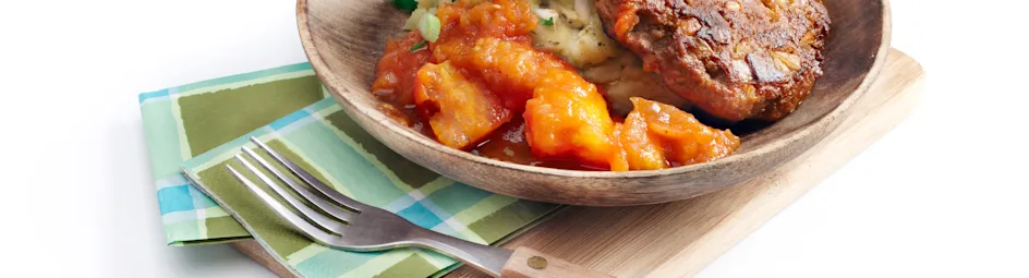 Pittige burgers met tomatensaus en kruidenpuree