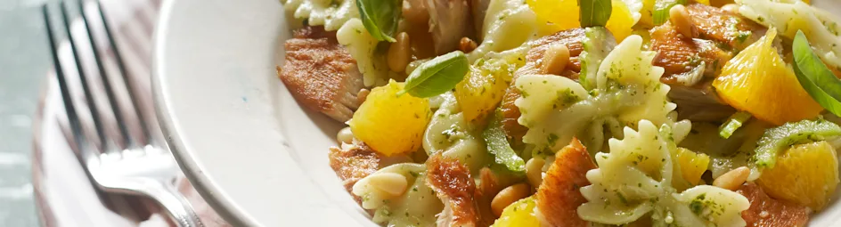 Pastasalade met makreel, sinaasappel en selderij