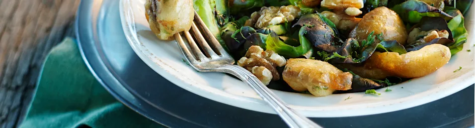 Paddenstoelenbeignets op eikenbladsla