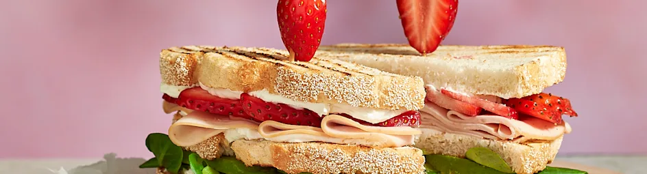 Kipsandwich met aardbei en basilicummayonaise