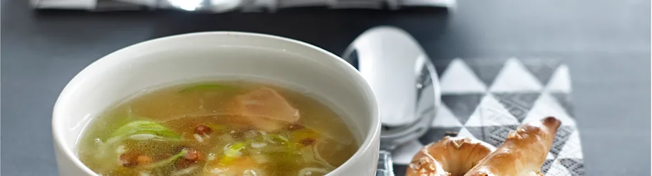 Kippen-linzenbouillon met pretzels