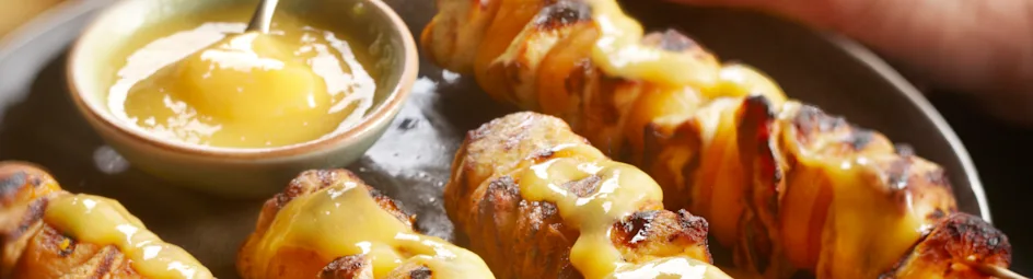 Kipkebab met abrikoos en mango