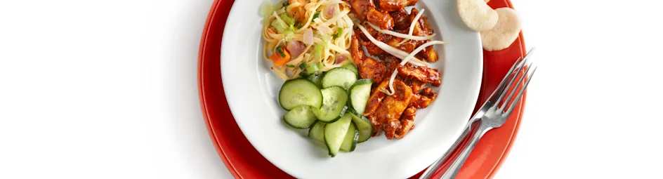 Hete kip met kroepoek en komkommer