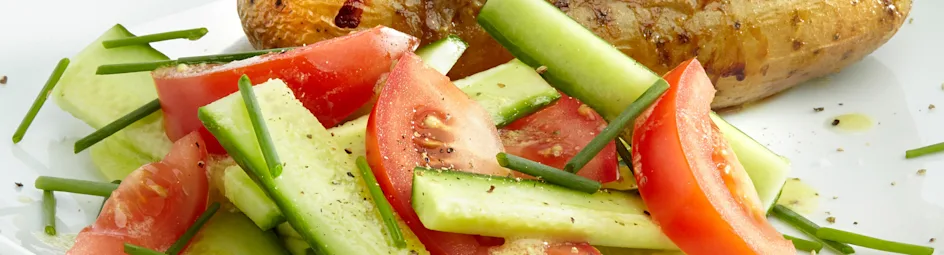 Gevulde aardappel met gehakt en salade