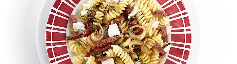 Fusilli met salami en mozzarella