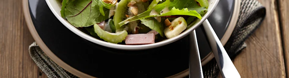 Fruitige salade met ham en ovenfriet