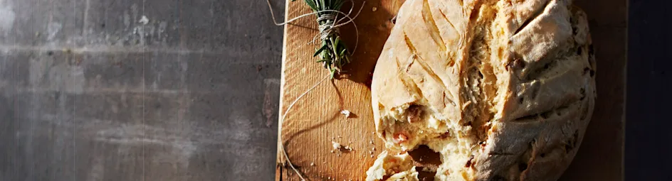 Franse platbroodjes met spek en rozemarijn