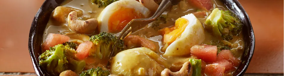 Eiercurry met broccoli en noten