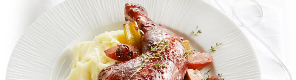 Coq-au-vin met paddenstoelen en pruimen