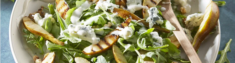 Salade met gegrilde peer, blauwe kaas en walnotendressing