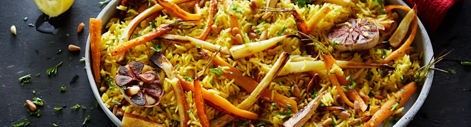 Lauwwarme rijstsalade met geroosterde pastinaak en gepofte knoflook