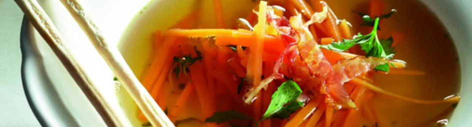 Bouillon met reepjes wortel en krokant ontbijtspek