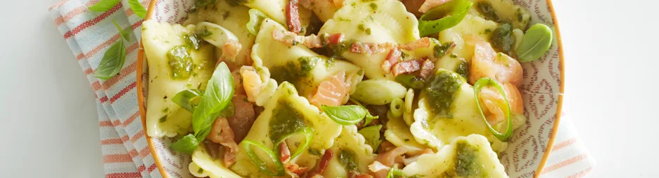 Ravioli met spekjes, zalm en basilicumolie