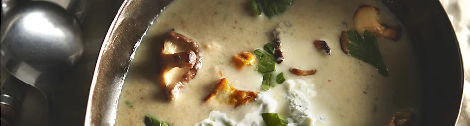 Romige paddenstoelensoep met blauwe kaas