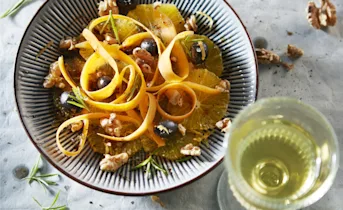 Wortelsalade met sinaasappel en olijven