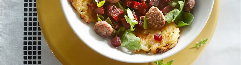 Bietensalade met worst en reibekuchen