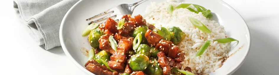 Roergebakken speklapjes met spruitjes en sesam