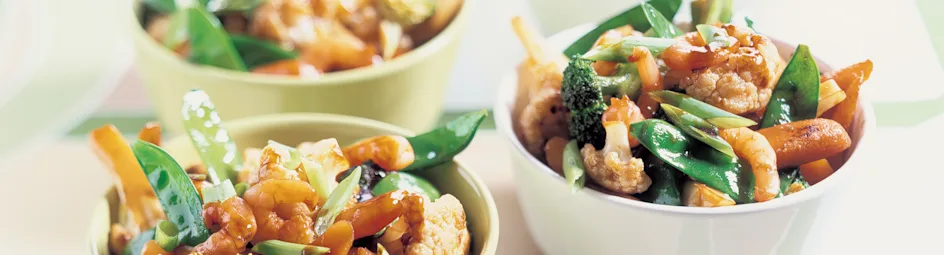 Roergebakken broccoli en bloemkool met garnalen