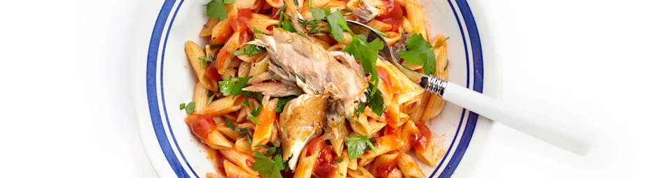 Pittige pasta met tomatensaus en makreel