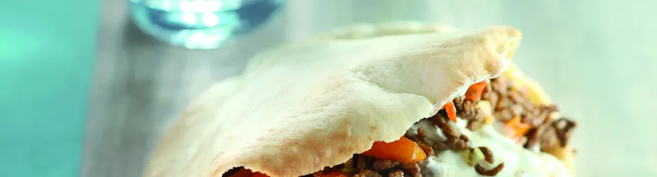 Pitabroodje met gekruid gehakt en chiliroom
