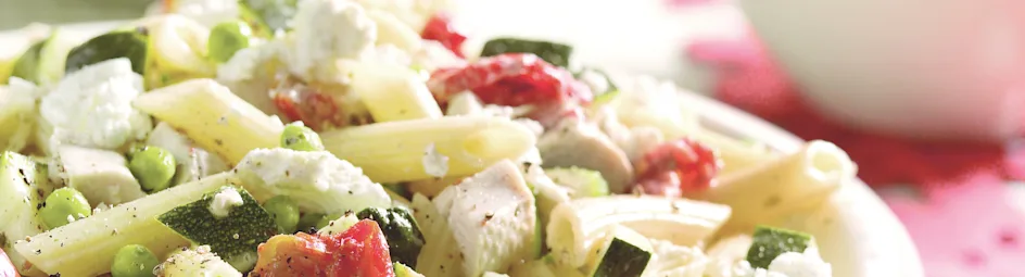 Pasta met kip, geitenkaas en doperwten