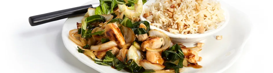 Oosterse roerbakrijst met paksoi en kip