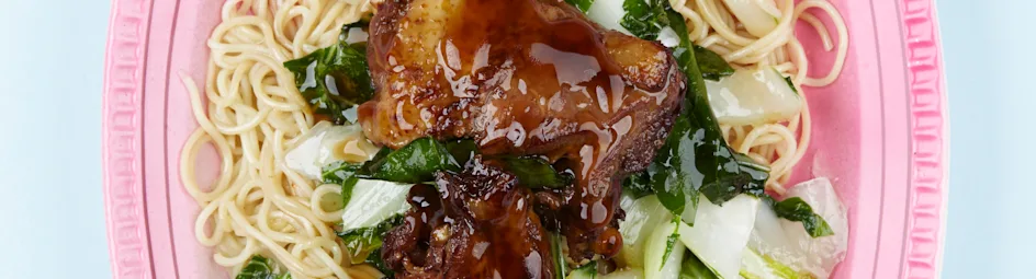 Mie met paksoi en hete kip