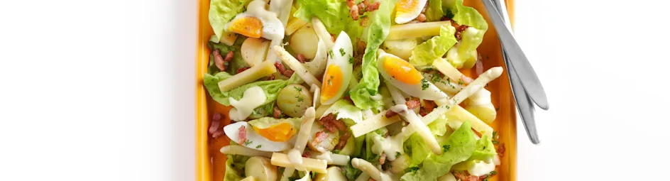 Maaltijdsalade met asperges, spekjes en boerenkaas