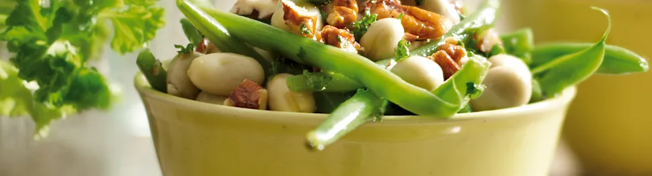Lauwwarme salade van sperziebonen, tuinbonen en notendressing