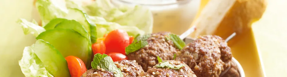 Köfte met yoghurt-muntsaus