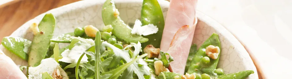 Groene groenten met beenham en honing-mosterddressing