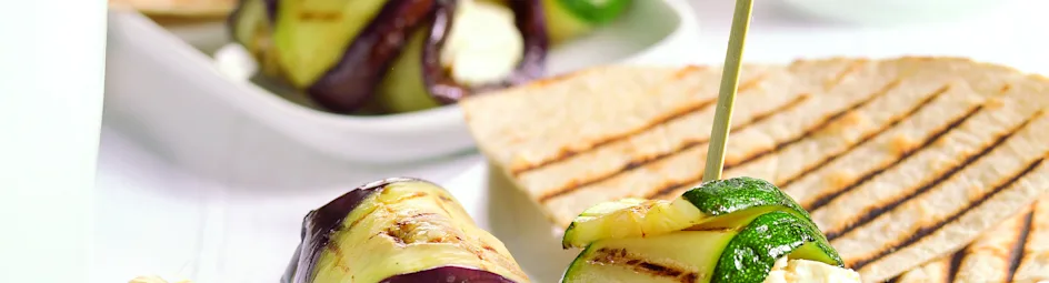 Gegrilde courgette- en auberginerolletjes met roomkaas