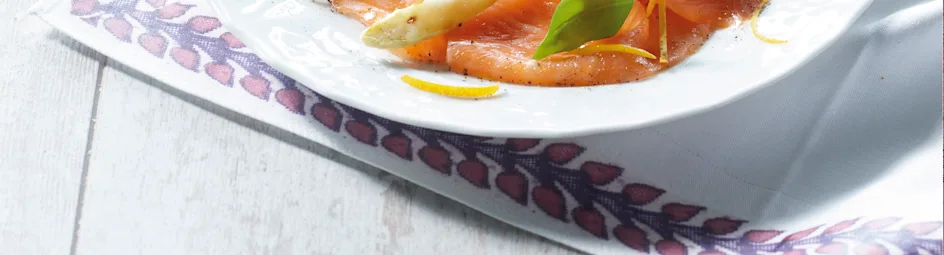 Gegrilde asperges met sinaasappel en balsamico op zalmcarpaccio