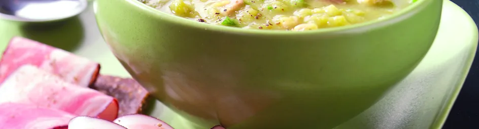 Erwtensoep met roggebrood en spek