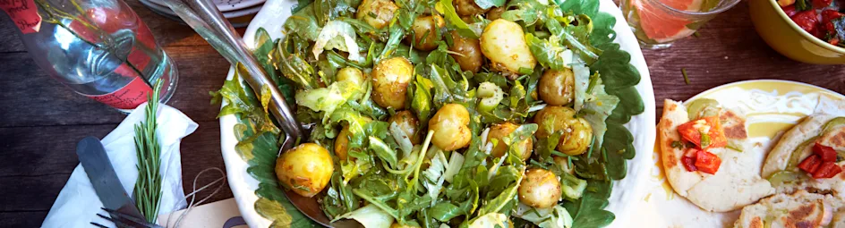 Aardappelsalade met bleekselderij, kappertjes en sinaasappeldressing