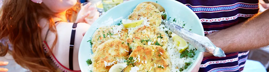 Zalmkoekjes met gebakken citroenrijst