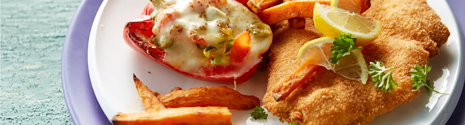 Ovenfriet van zoete aardappel met paprika en kipschnitzel
