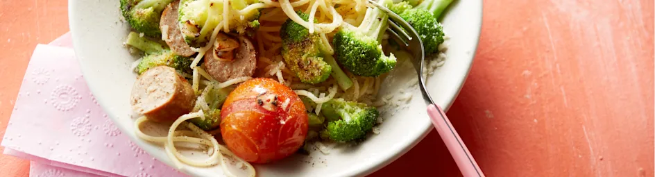 Spaghetti met broccoli, gepofte tomaat en worst