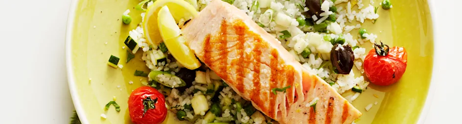 Lauwwarme rijstsalade met gegrilde zalm