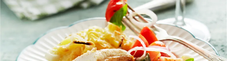 Kipfiletpakketjes met camembert en aardappelgratin