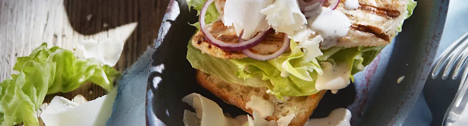 Caesar-kipburger met Parmezaanse kaas