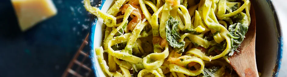 Tagliatelle met avocadosaus en gerookte zalm