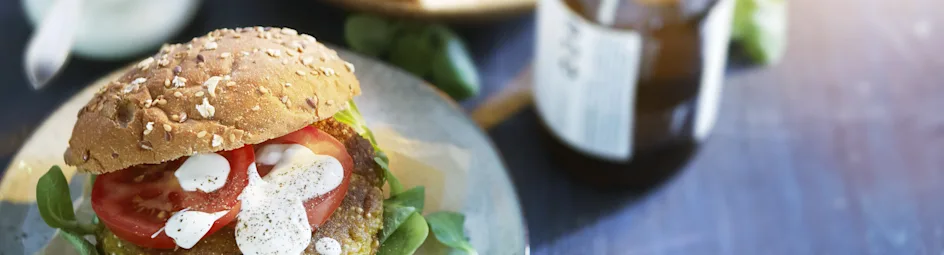 Quinoa-pompoenburger met geitenkaascrème