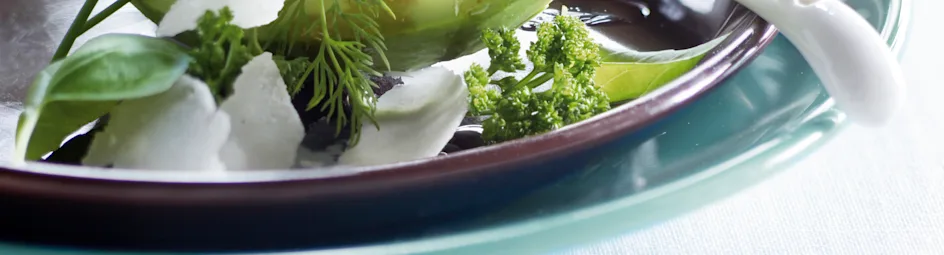 Avocado met een kruidensalade en gevuld ei