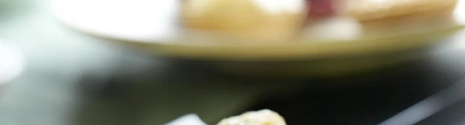 Atjar tjampoer met gefrituurde bloemkoolroosjes