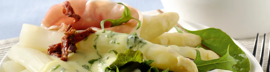Asperges met basilicumsaus en serranoham